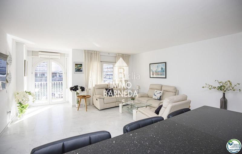 Foto b3ab35b7-fb04-4d4c-a1a1-f86e76d71457. Piso en caballito de mar 64 precioso apartamento vacacional reformado en venta en el centro con magníficas vistas al canal en Empuriabrava