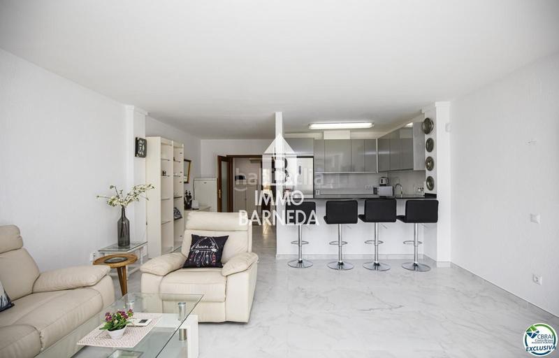 Foto cf4837fc-1a2e-454b-bc16-2ff3f8acc1b6. Piso en caballito de mar 64 precioso apartamento vacacional reformado en venta en el centro con magníficas vistas al canal en Empuriabrava