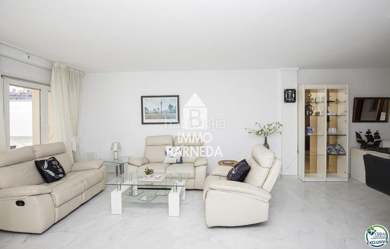 Foto d008b686-c55b-4963-b918-9ada0c9ff810. Piso en caballito de mar 64 precioso apartamento vacacional reformado en venta en el centro con magníficas vistas al canal en Empuriabrava