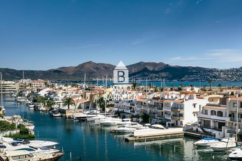Foto 9cdb04da-daa8-4522-8ba2-d2ca51f764aa. Piso en port moxó 73 port moxó piso planta baja con dos dormitorios, vistas al canal y parking exterior privado en Empuriabrava