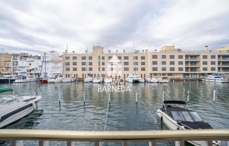 Foto d2b0e181-1df4-4f7e-9fa5-8673991d7682. Piso en port moxó 73 port moxó piso planta baja con dos dormitorios, vistas al canal y parking exterior privado en Empuriabrava