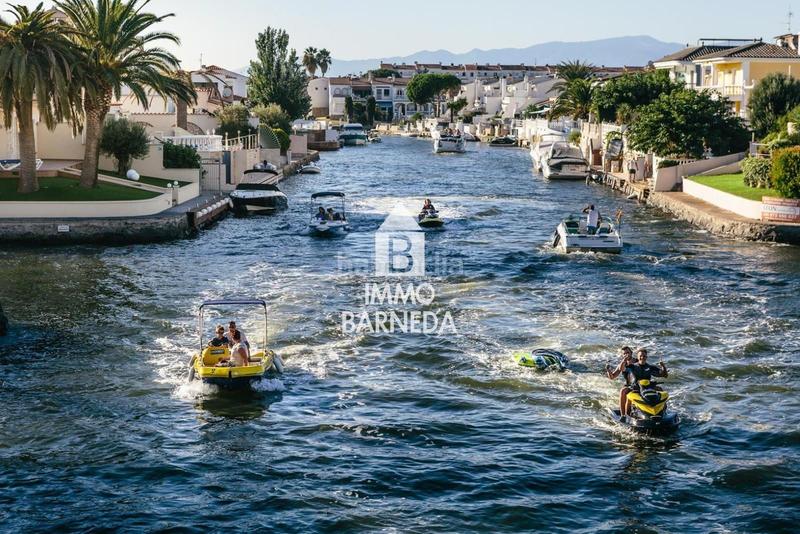 Foto fde5ffea-8b50-4d7c-937a-c21d238681fe. Piso en port moxó 73 port moxó piso planta baja con dos dormitorios, vistas al canal y parking exterior privado en Empuriabrava