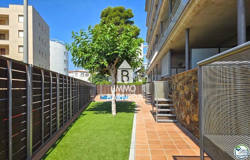 Foto 4eb04f10-51d6-423c-baf3-2a7c7564362b. Piso en joanot martorell 6 apartamento en Salatar con vista parcial al mar, gran terraza y aparcamiento privado. en Roses