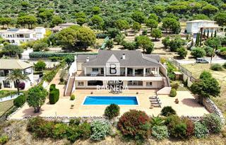 Xalet a Nord 26. Exclusiva villa de lujo con vistas panorámicas a la bahía de ros