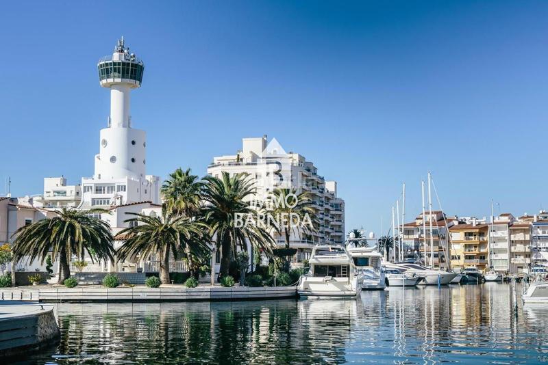 Foto 5eeaef89-369c-420f-a595-c5390f197d24. Piso en port moxó 73 port moxó apartamento con vistas al canal, amarre para velero y parking exterior privado en Empuriabrava