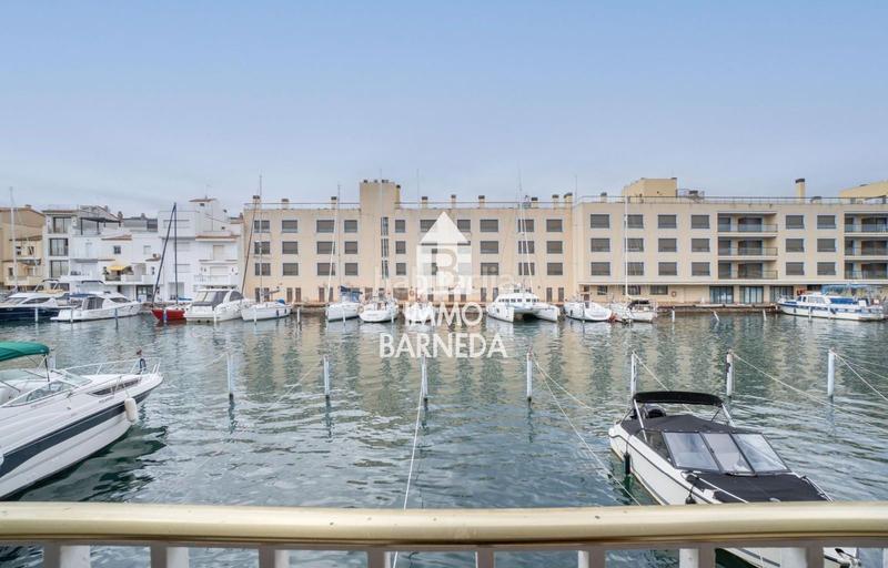 Foto 78b35a86-2803-4c7c-aa58-183d0a4f4087. Piso en port moxó 73 port moxó apartamento con vistas al canal, amarre para velero y parking exterior privado en Empuriabrava