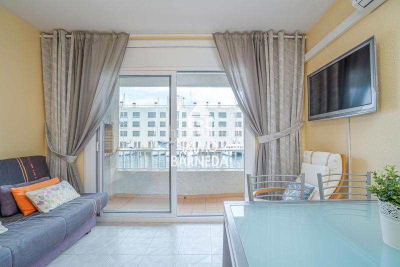 Foto 80615cb8-e50e-4754-9849-74a2d4d66e24. Piso en port moxó 73 port moxó apartamento con vistas al canal, amarre para velero y parking exterior privado en Empuriabrava