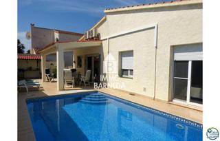 Xalet a Montgri 310. Encantadora y moderna casa de un solo nivel con gran terreno y p