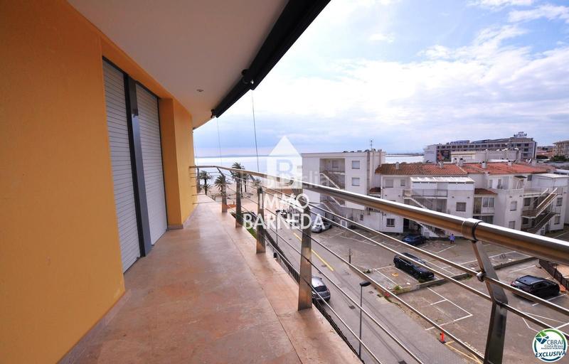 Foto 1a3a7210-9396-4694-9f5b-86245cb35384. Piso en maritimo 31 ático en 1 línea con solárium, preciosas vistas y licencia turística. en Roses