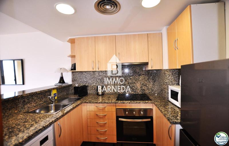 Foto 1e1baaee-973b-4f72-bffa-f567787f407e. Piso en maritimo 31 ático en 1 línea con solárium, preciosas vistas y licencia turística. en Roses