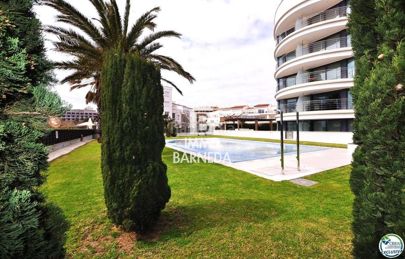 Foto 2dc79d54-12b8-4b35-92e5-2fc4df375de3. Piso en maritimo 31 ático en 1 línea con solárium, preciosas vistas y licencia turística. en Roses
