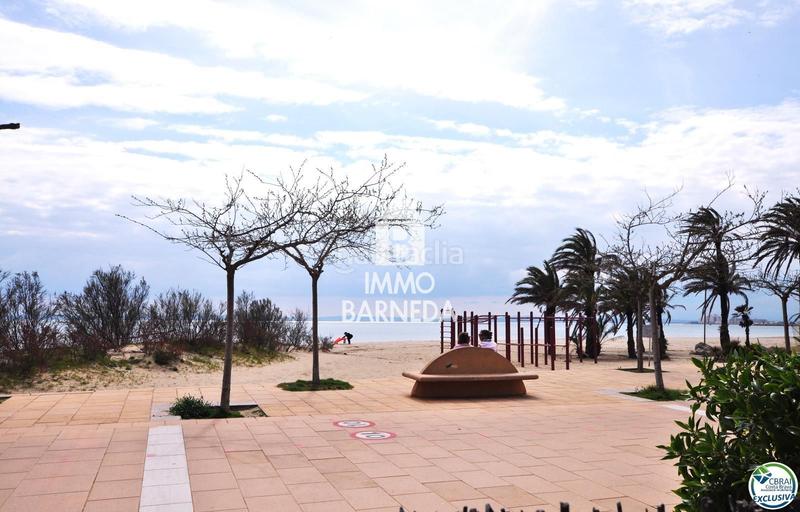 Foto 4492718e-48fb-428b-84d9-99600b2a9cbc. Piso en maritimo 31 ático en 1 línea con solárium, preciosas vistas y licencia turística. en Roses