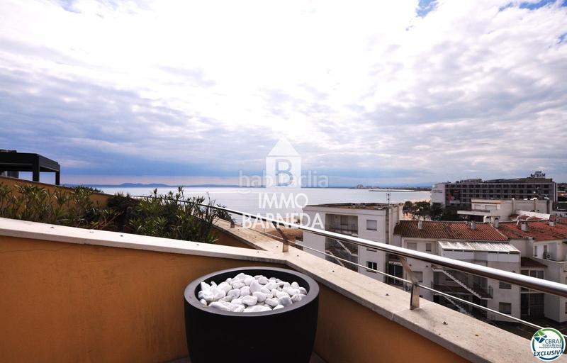 Foto 474a18bc-5c55-426c-82fc-4381b4759877. Piso en maritimo 31 ático en 1 línea con solárium, preciosas vistas y licencia turística. en Roses