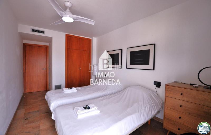 Foto 8ea588ae-1b72-4d09-9cf7-290c6f1f69f1. Piso en maritimo 31 ático en 1 línea con solárium, preciosas vistas y licencia turística. en Roses