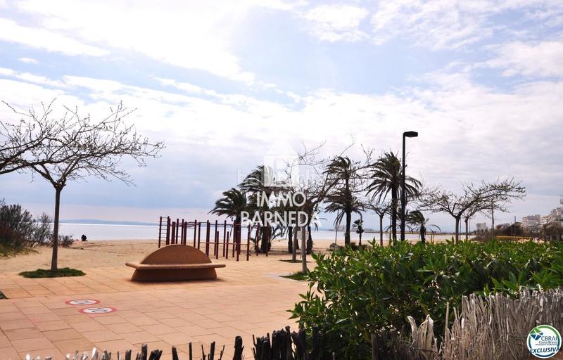Foto ac701bd3-66fe-4cb3-9eda-9fb752d952a3. Piso en maritimo 31 ático en 1 línea con solárium, preciosas vistas y licencia turística. en Roses