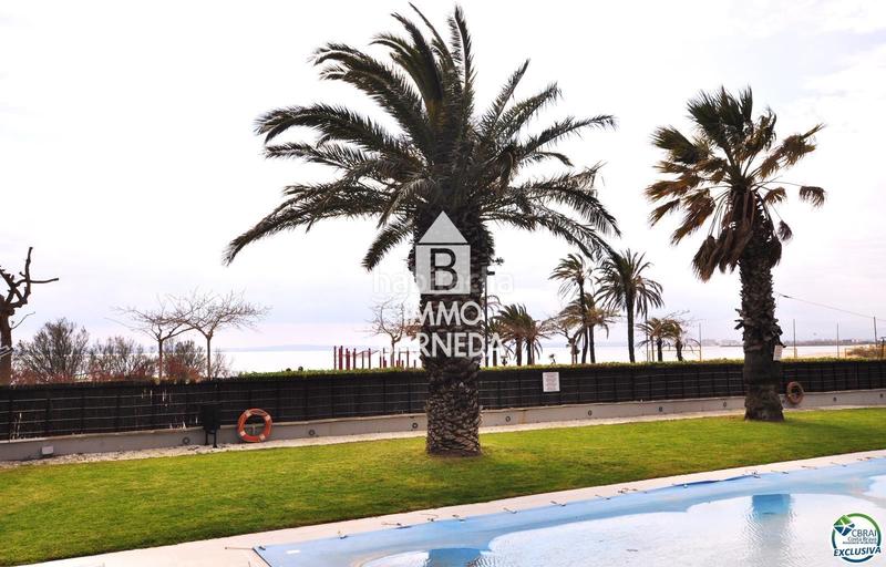 Foto b573d42e-5b7b-40e1-8aa2-b6c390945b7d. Piso en maritimo 31 ático en 1 línea con solárium, preciosas vistas y licencia turística. en Roses