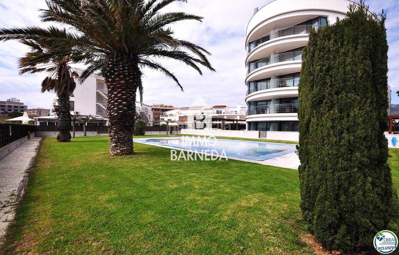 Foto e03c1033-e30a-4400-9caa-6b23d94f6a1e. Piso en maritimo 31 ático en 1 línea con solárium, preciosas vistas y licencia turística. en Roses