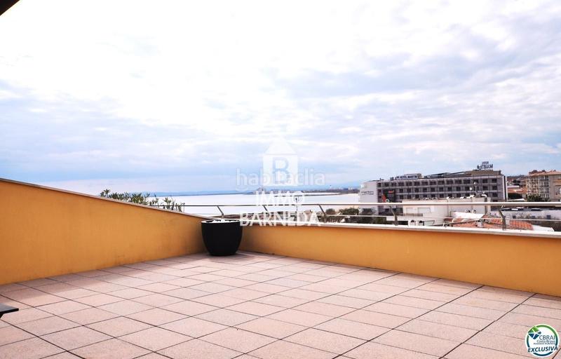 Foto e6a2d438-d40d-4ccd-89b7-582a696e029a. Piso en maritimo 31 ático en 1 línea con solárium, preciosas vistas y licencia turística. en Roses