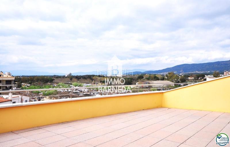 Foto f1269d42-38a4-404e-af57-e36ee5a21000. Piso en maritimo 31 ático en 1 línea con solárium, preciosas vistas y licencia turística. en Roses
