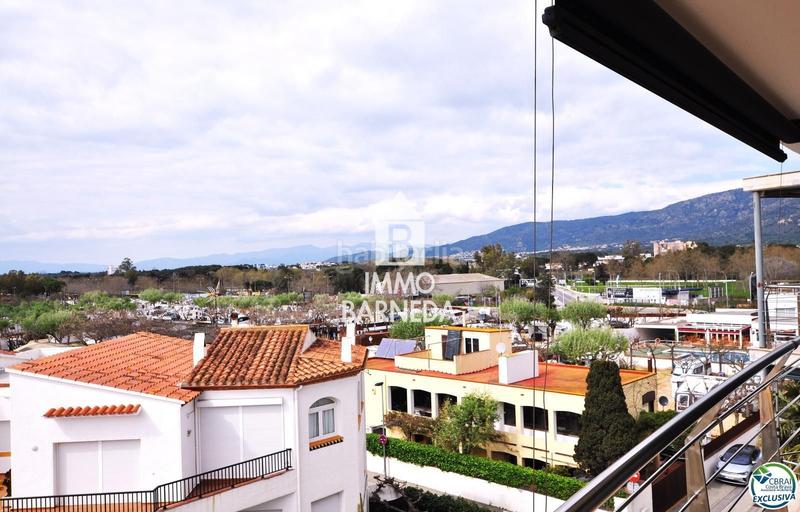 Foto fc26d46d-5a59-40f6-b15c-2e42bba9fbc8. Piso en maritimo 31 ático en 1 línea con solárium, preciosas vistas y licencia turística. en Roses