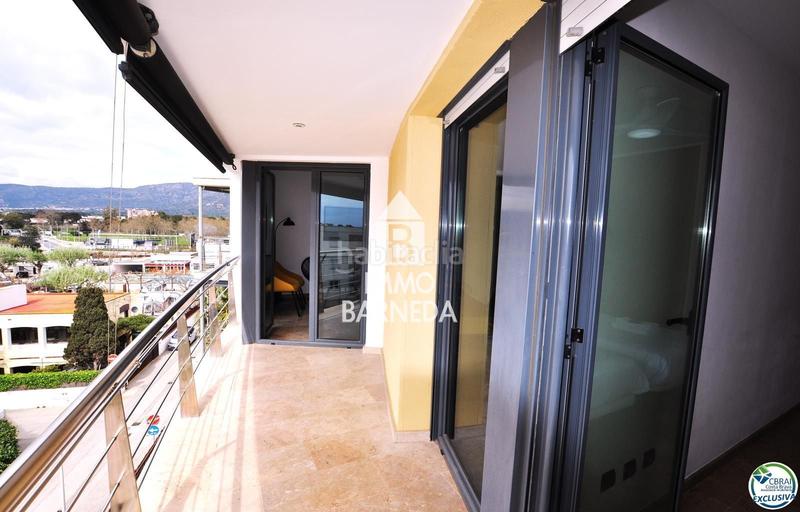 Foto fd93f31a-ef04-446d-a662-2815a3b2798e. Piso en maritimo 31 ático en 1 línea con solárium, preciosas vistas y licencia turística. en Roses