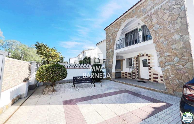 Foto c2bff953-9e79-466f-9266-1a1ae304f8e9. Chalet en tordera 1 casa en venta con amarre en , costa brava en Empuriabrava