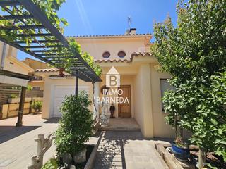 Xalet a Ramon marquet 14. Encantadora casa independiente en roses con jardín y garaje priv