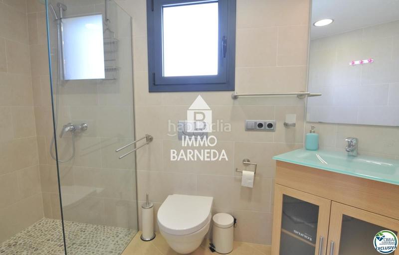 Foto f1b7b6aa-92af-41cf-bd9b-07363538fe00. Piso en cap de la gola 30 encantador apartamento con licencia turística y vistas al canal en Roses