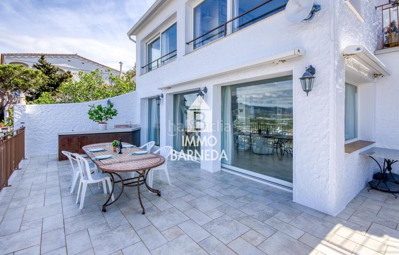 Foto 46049256-4e5c-4cc7-a01b-e99f6287fa50. Chalet en ramon llull 21 villa mediterránea con alma, vistas impresionantes y oportunidad única de inversión en Roses