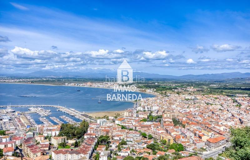 Foto a17d5a7a-40a4-45e7-be1e-77aa77bff68e. Chalet en ramon llull 21 villa mediterránea con alma, vistas impresionantes y oportunidad única de inversión en Roses