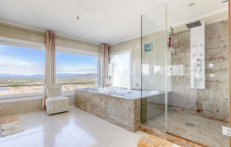 Foto d63c7850-6c54-4e25-a786-64d53cd5c382. Chalet en ramon llull 21 villa mediterránea con alma, vistas impresionantes y oportunidad única de inversión en Roses