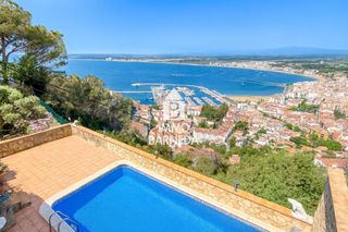Chalet in Ramon llull 21. Villa mediterránea con vistas impresionantes y gran terreno
