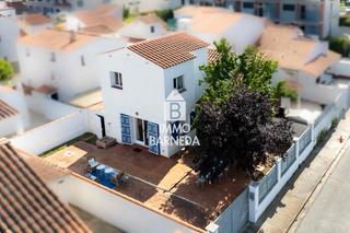 Casa adossada a Port estaca. Encantadora casa adosada reformada con jardín privado  santa mar