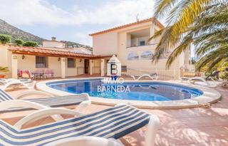 Xalet a Castella 5. Villa completamente renovada con 3 apartamentos, piscina y garaj