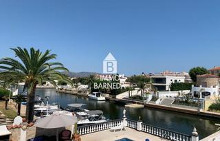 Xalet a Empuries c 5. Casa de pescadores con amarre y garaje cerrado en empuriabrava