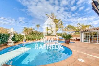 Xalet a Requesens 125. Preciosa casa esquinera con piscina y garaje