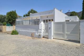Xalet a Riera l'almadrava 18. Casa totalmente reformada en agradable urbanización de roses.