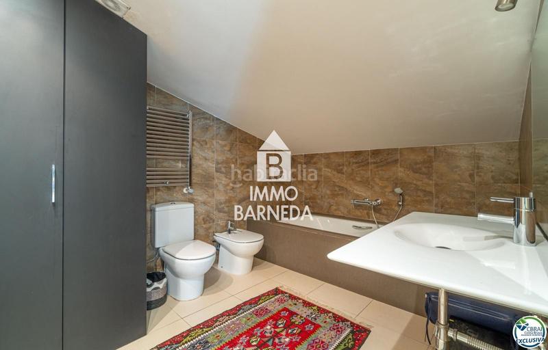 Foto 1e51dd29-353d-49eb-8f28-0af62f25f089. Piso en del almirallf gravina 43 dúplex en venta en centro. en Roses