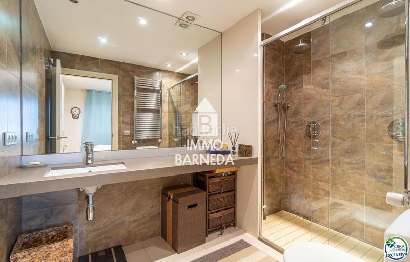 Foto bacacb35-25e4-42bb-9a1f-8d722d72bb9f. Piso en del almirallf gravina 43 dúplex en venta en centro. en Roses