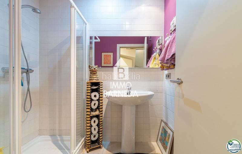 Foto f6e714e4-b4b5-4571-abb4-7220967a2be2. Piso en del almirallf gravina 43 dúplex en venta en centro. en Roses