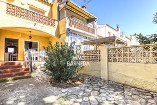 Casa en Sector aeroclub biblos 74. Casa con licencia turística y piscina comunitaria sur en empuria