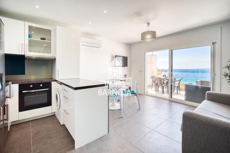 Foto c9618eb6-8fa6-411b-ad5a-aac590133135. Piso en diaz pacheco 88 apartamento exclusivo completamente reformado en primera línea de mar con licencia turística playa de la almadraba, en Roses