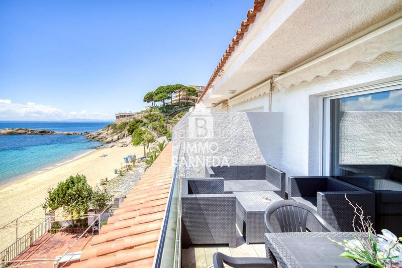 Foto d7c7561a-be41-4868-b9c7-65a39640d2a7. Piso en diaz pacheco 88 apartamento exclusivo completamente reformado en primera línea de mar con licencia turística playa de la almadraba, en Roses
