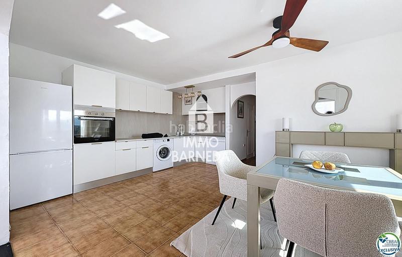 Foto 34287be3-ee01-4044-8822-c26f0d4b9c81. Piso en avinguda de la platja 72 en venta amplio estudio renovado con dormitorio independiente santa margarita en Roses