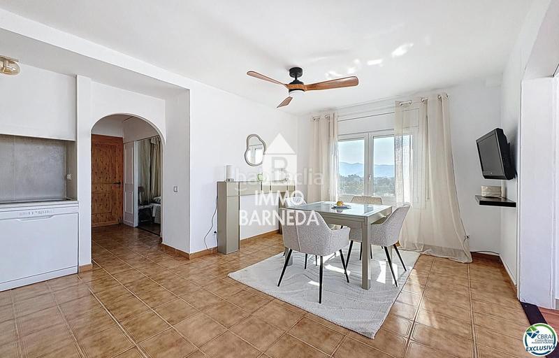 Foto 5a73929b-2010-4dbe-9440-90e311fa7576. Piso en avinguda de la platja 72 en venta amplio estudio renovado con dormitorio independiente santa margarita en Roses