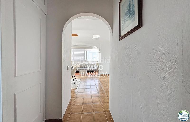 Foto 8f0f74ee-e011-466c-b9eb-93646517a031. Piso en avinguda de la platja 72 en venta amplio estudio renovado con dormitorio independiente santa margarita en Roses
