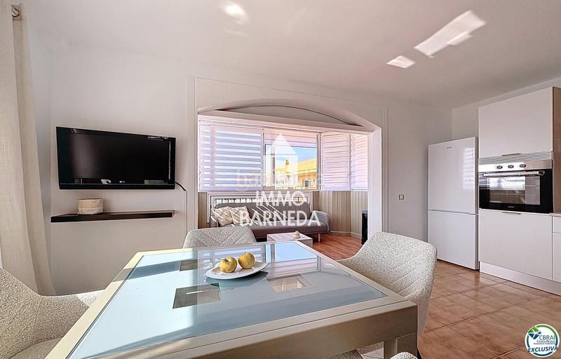 Foto a1265047-becd-475a-aaf8-63b1e60b395f. Piso en avinguda de la platja 72 en venta amplio estudio renovado con dormitorio independiente santa margarita en Roses