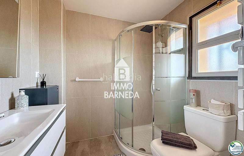 Foto f8161dd8-0af0-4ac3-93ea-3bced8e6a68d. Piso en avinguda de la platja 72 en venta amplio estudio renovado con dormitorio independiente santa margarita en Roses