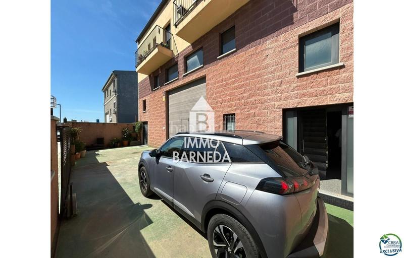 Foto b0e6d2f0-6857-4eeb-8b22-a4c4b4e23adc. Piso en pla de roses 46-48 precioso duplex con ascensor en venta en un edificio de dos viviendas, plaza de parking en Empuriabrava