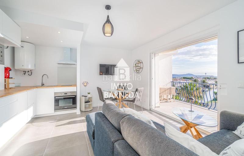 Foto 147e3c38-f001-4762-885f-48b5ce99cf71. Piso en port empordà 85 precioso apartamento en la última planta con vistas al canal y amarre privado en Empuriabrava